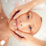 Neige contre une jeune femme séduisante recevant un massage facial